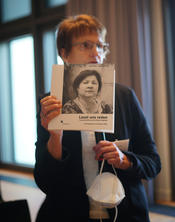 Esther Müller muestra el libro „Lasst und reden. Frauenprotokolle aus der Colonia Dignidad.“