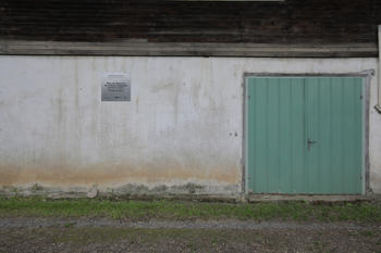 Bodega de papas con placa conmemorativa